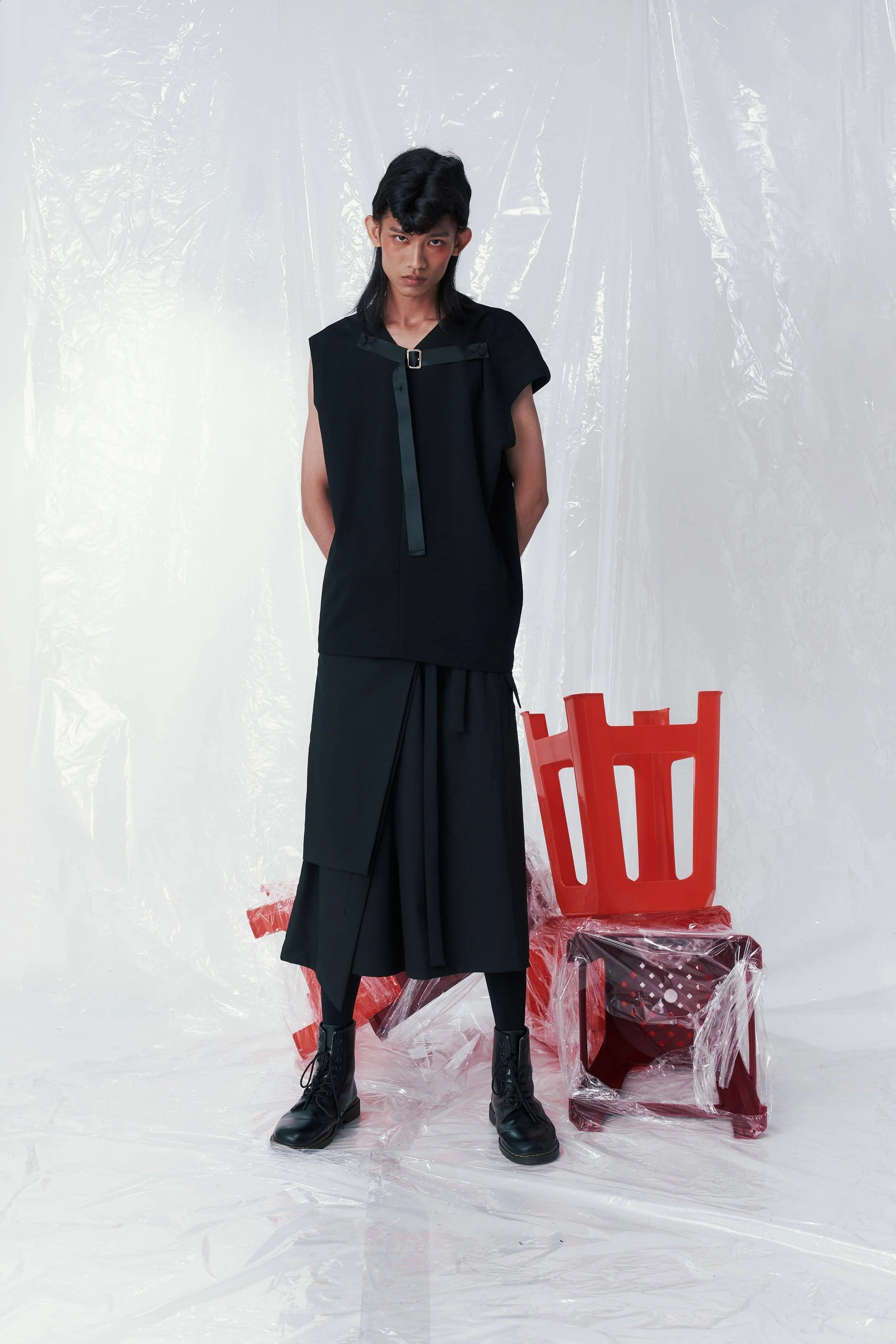 ENFOLD ASYMMETRY VEST ブラック NVF541_BLACK_COTTON_FRONT_1200